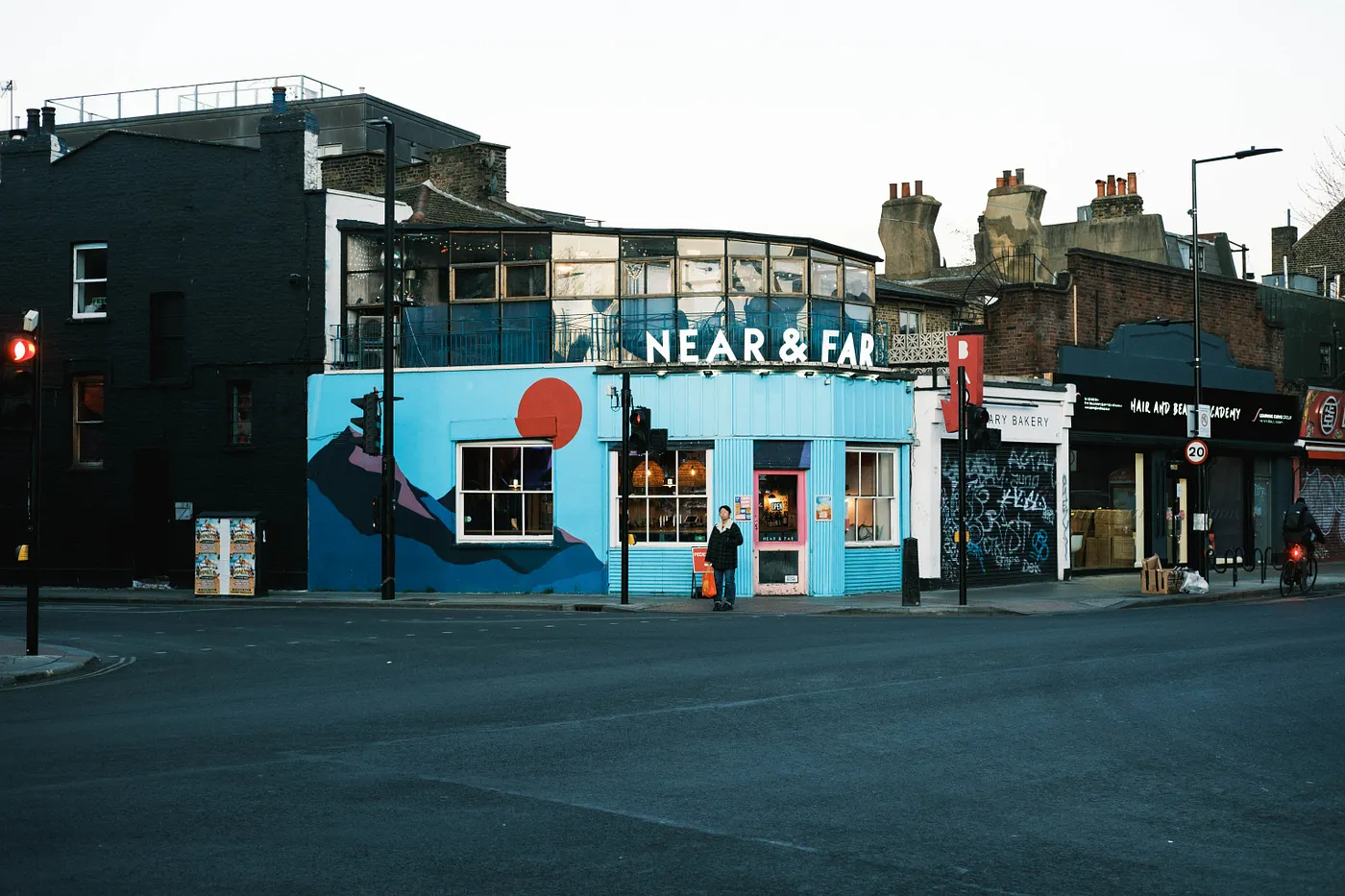 La devanture bleue du café Near & Far, à Camden, Londres