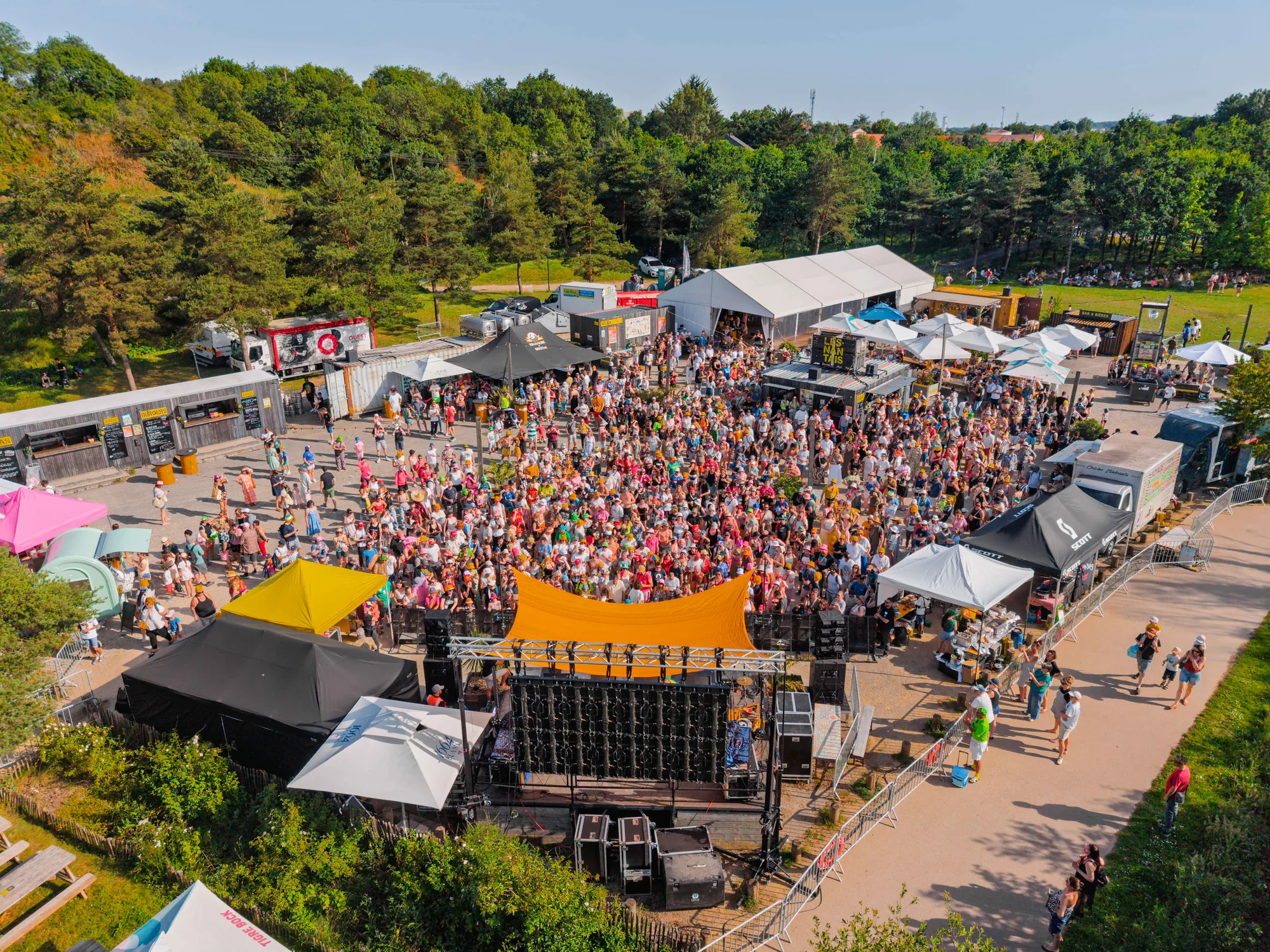 Vue aérienne de la guinguette Les Nantais un jour d'affluence