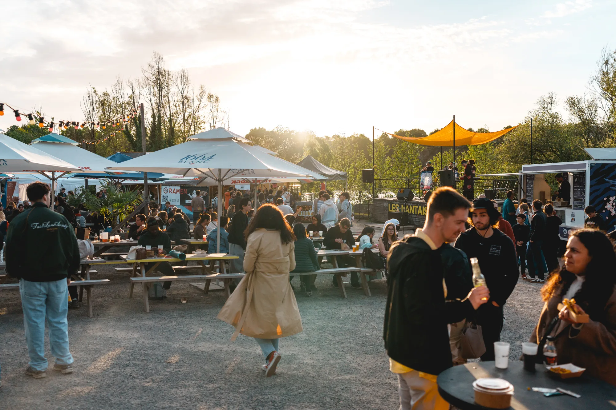La terrasse et les parasols de la guinguette au soleil couchant