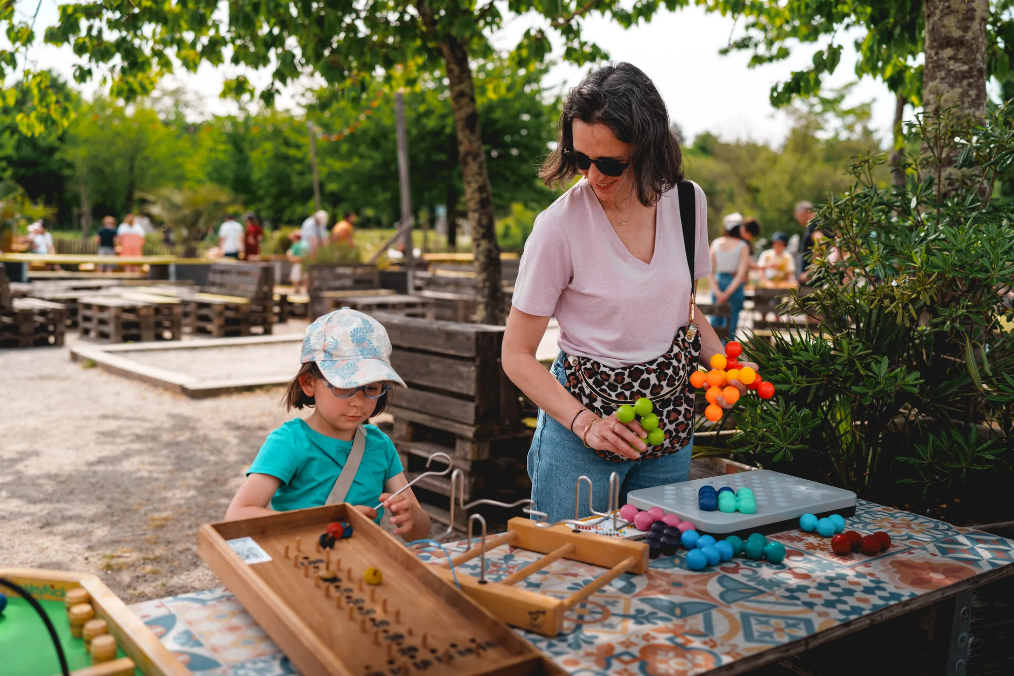 Stand du marché de créateurs locaux et une enfant qui regarde