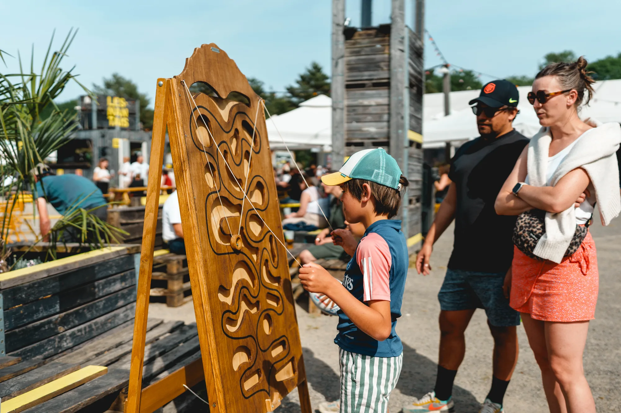 Des familles autour des jeux en bois géants