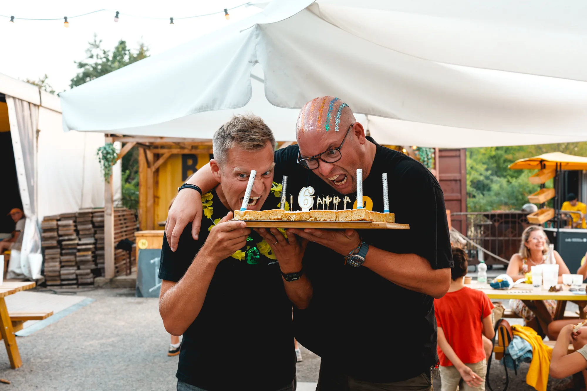 Une planche apéro présentée sous la tente du marché