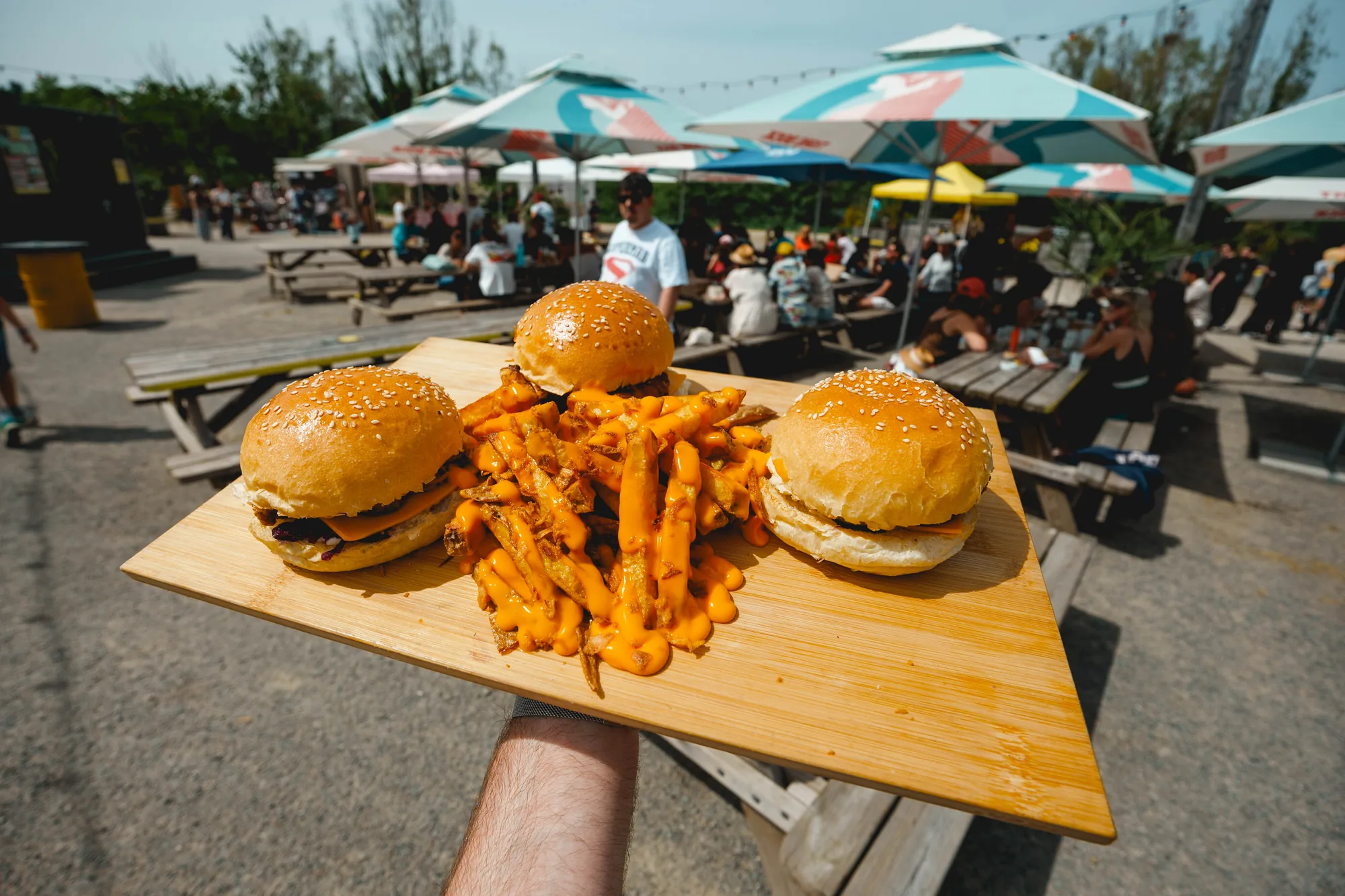 Deux burgers et des frites de patate douce sur une planche