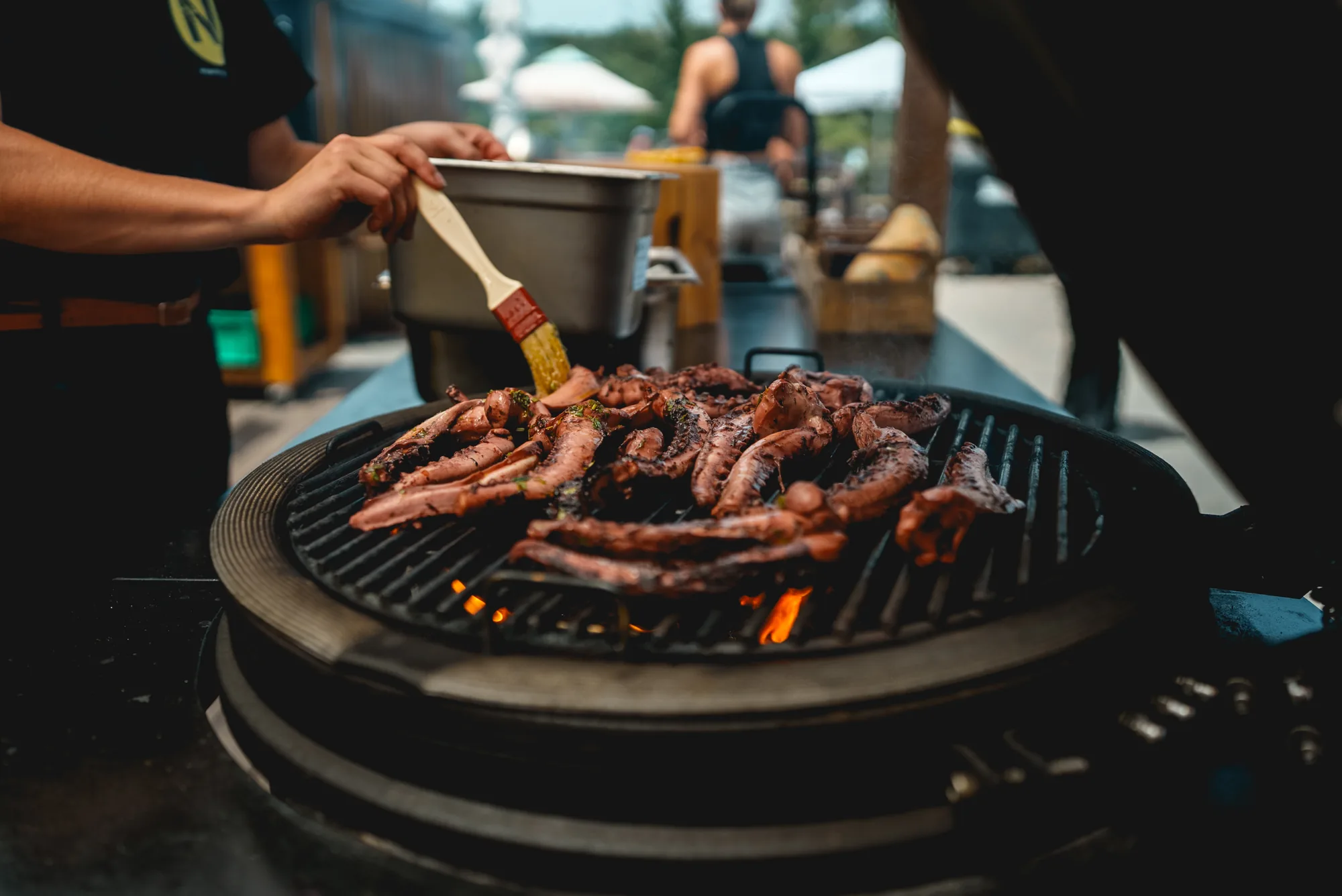Viandes grillées sur le barbecue, gros plan sur les braises