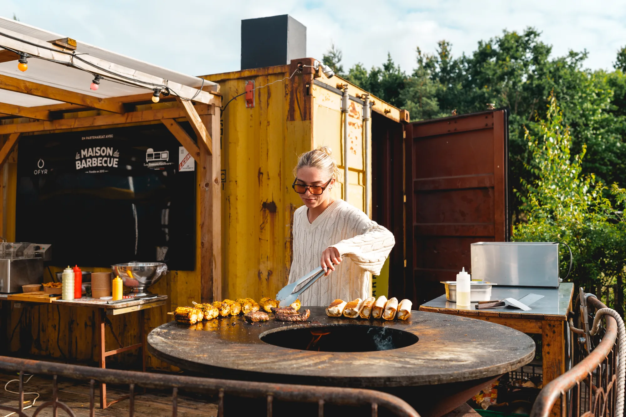 Brochettes sur la rôtissoire de la Maison Barbecue