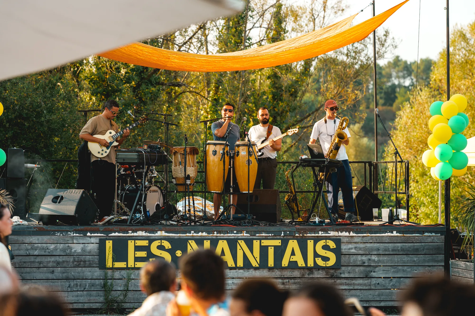 Un groupe en concert sur la scène Les Nantais