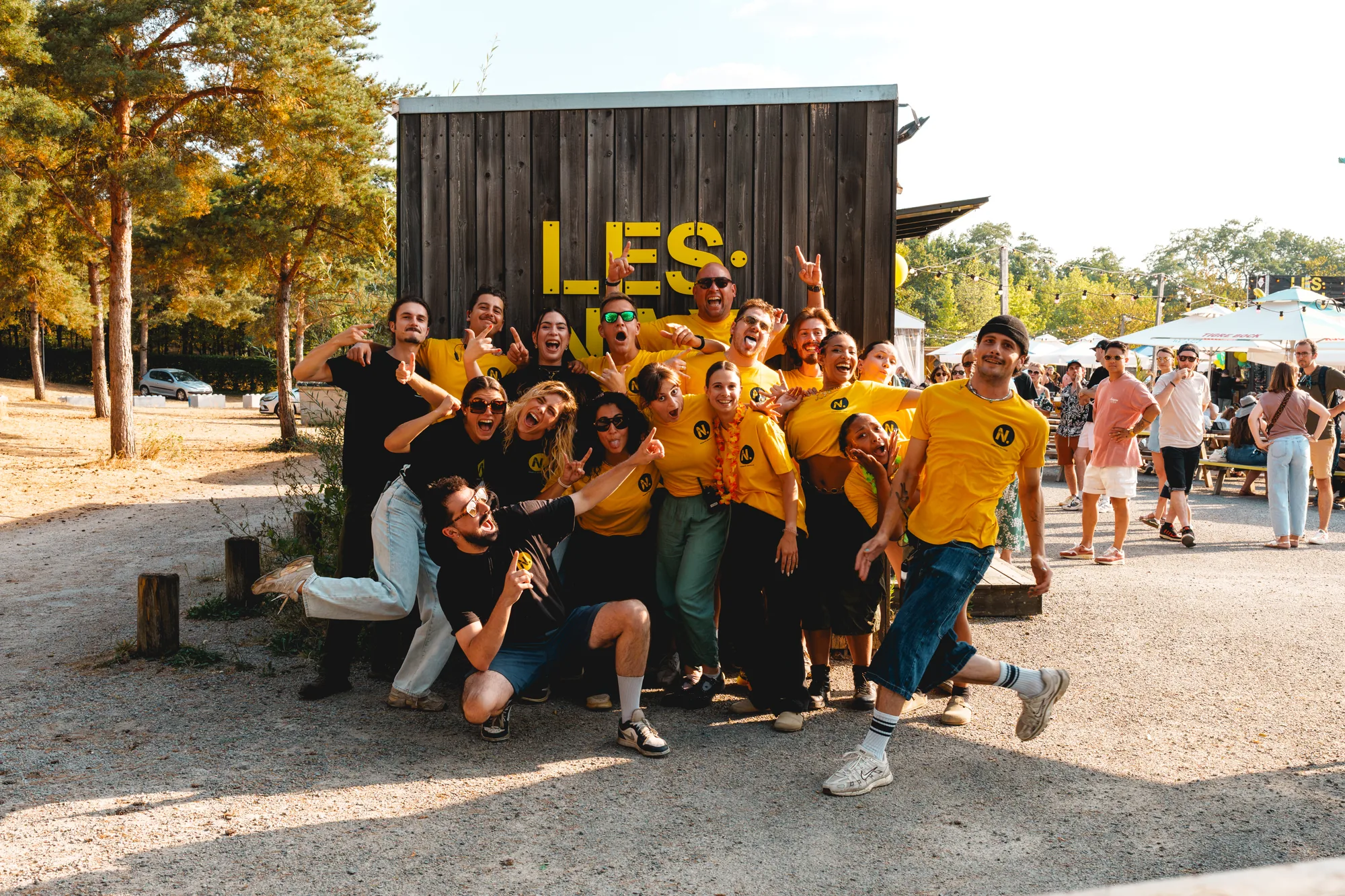 Photo de groupe de l'équipe des Nantais devant l'enseigne