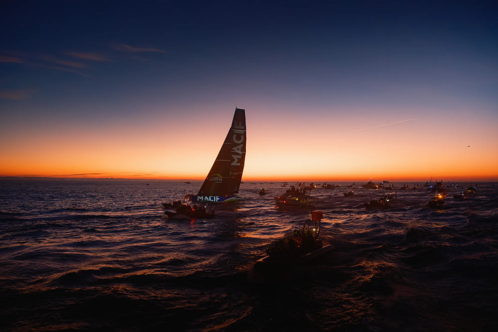L'IMOCA Macif au lever du jour devant Les Sables-d'Olonne