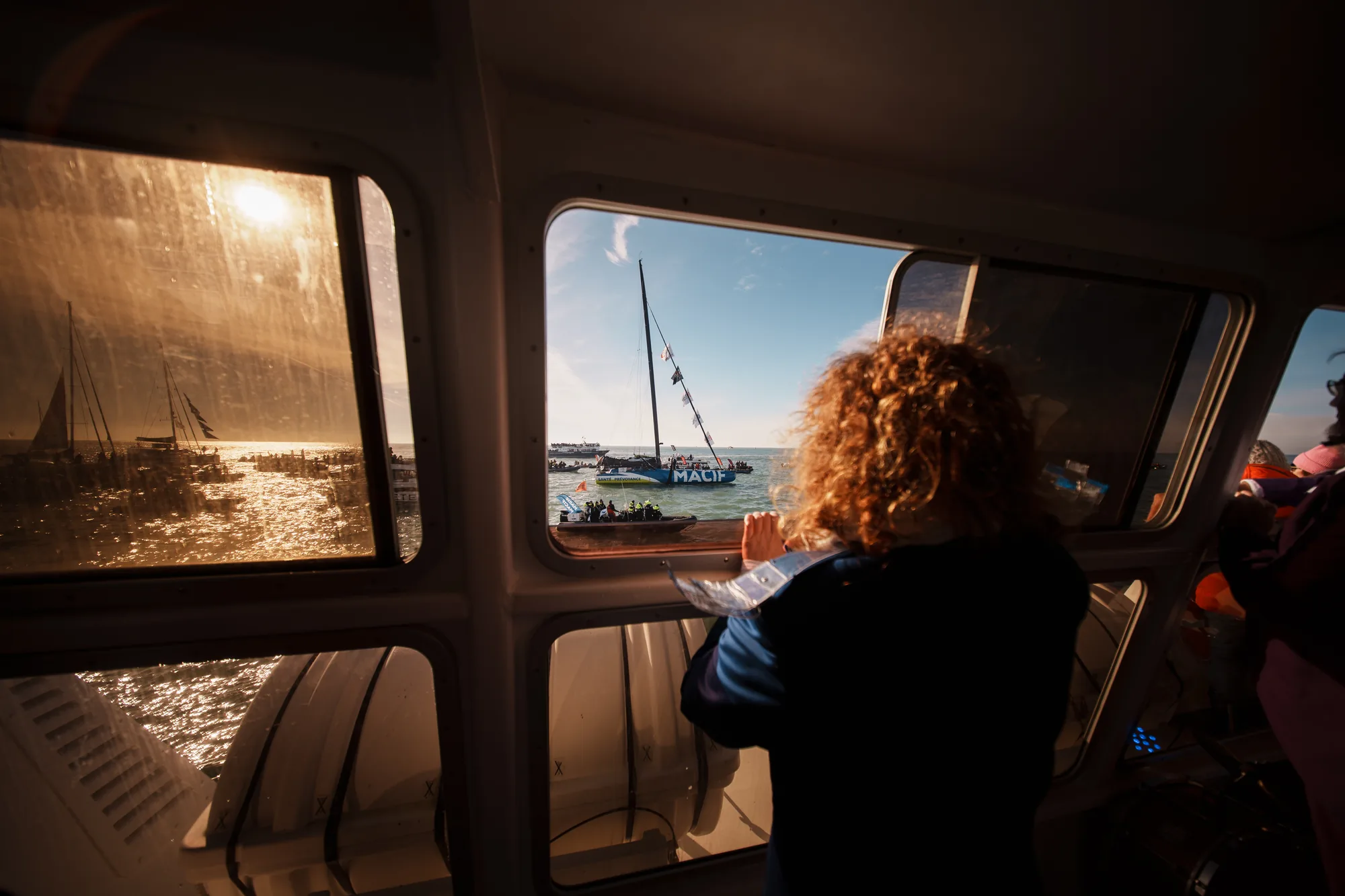 À bord de la navette, l'IMOCA Macif filmé à travers le hublot