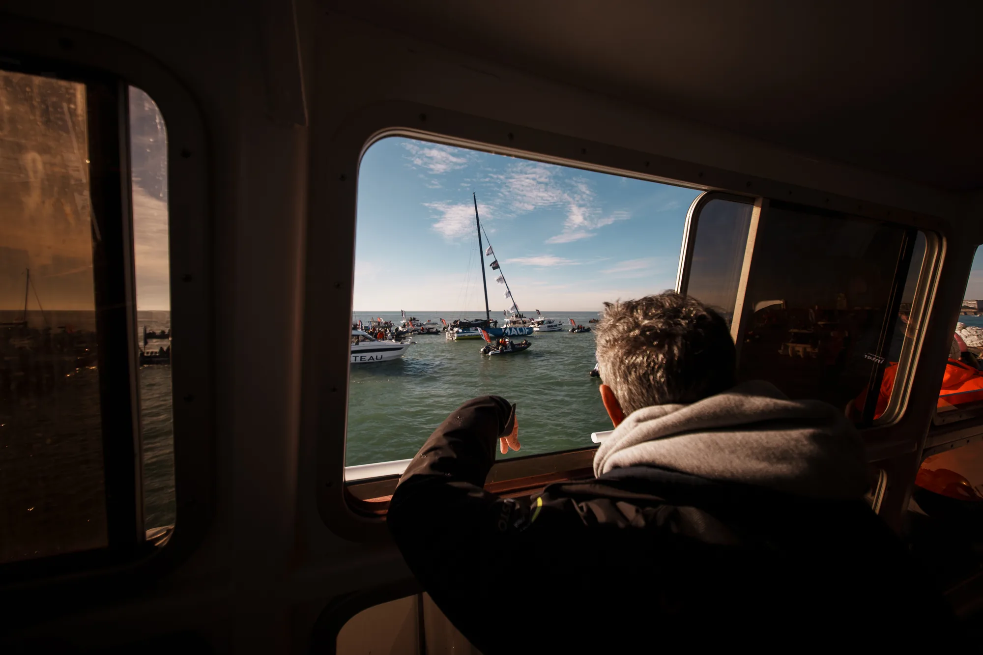 Regard depuis la navette vers l'IMOCA Macif Santé Prévoyance