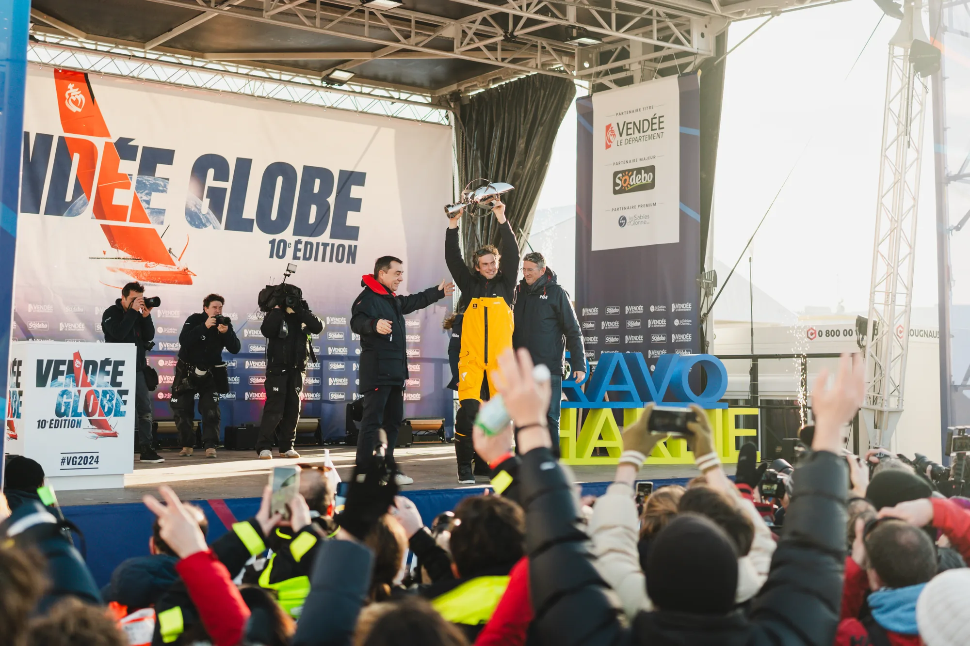 Charlie Dalin lève le trophée du Vendée Globe sur la scène du village