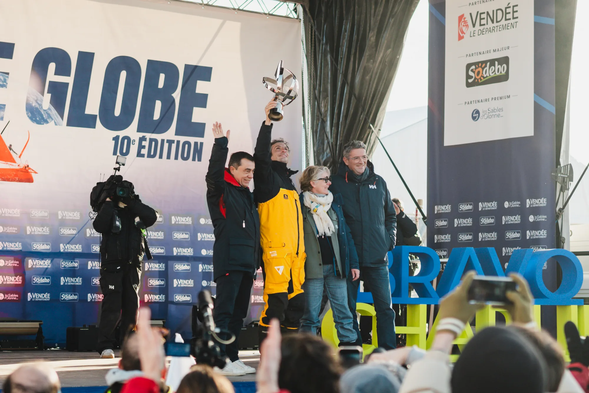 Charlie Dalin salue le public après sa victoire sur le Vendée Globe 2024
